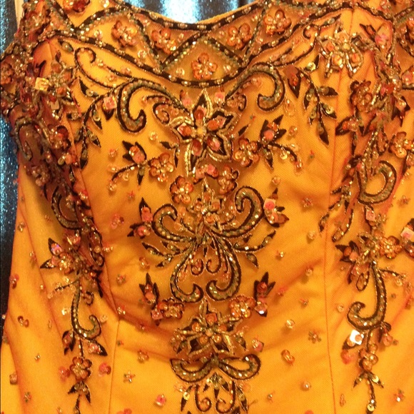 Formal gown - Picture 3 of 3